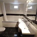 Private In Villa, 2 Minutes From Station, In The Longterm Contract Chf 1100 Per Month Gæstehus