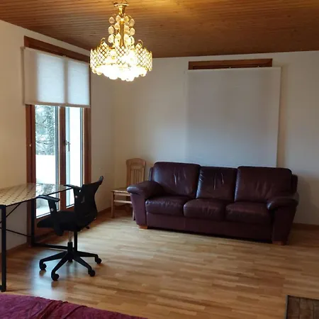 Private In Villa, 2 Minutes From Station, In The Longterm Contract Chf 1100 Per Month Maison d'hôtes *