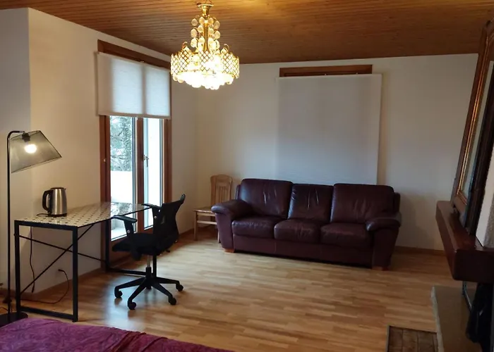 Private In Villa, 2 Minutes From Station, In The Longterm Contract Chf 1100 Per Month Maison d'hôtes *